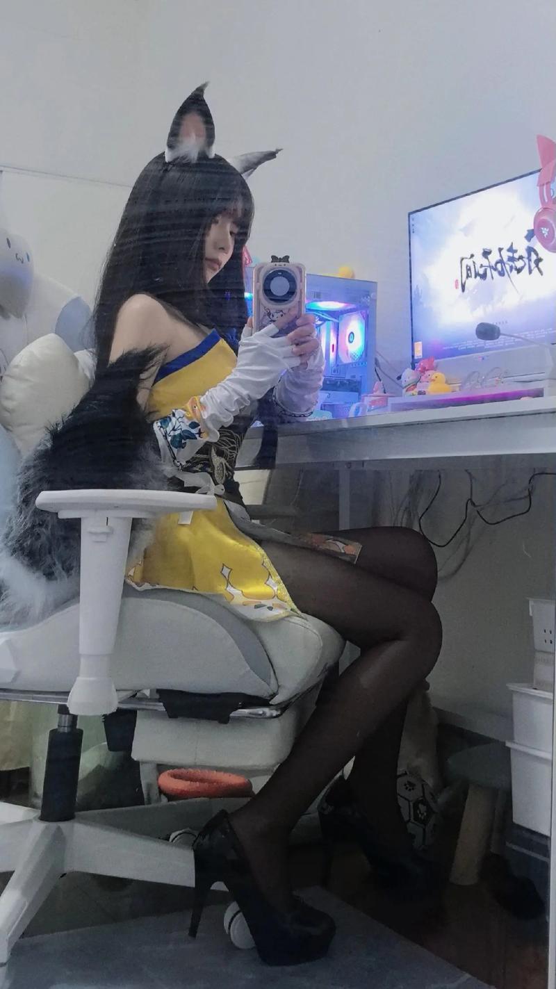 这是什么神仙网吧?我被美女包围了!