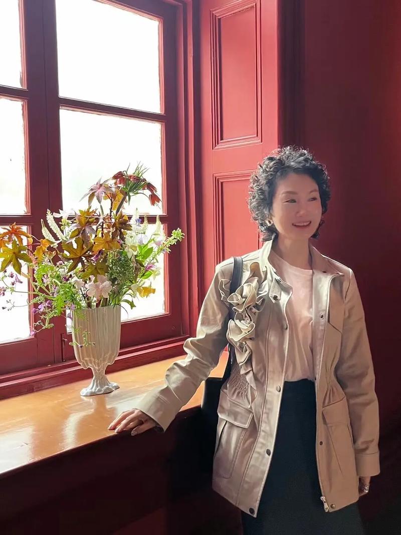 红姐图：红姐的穿搭风格变化及网友评价