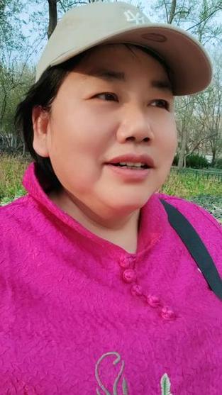 红姐图：红姐的穿搭风格变化及网友评价