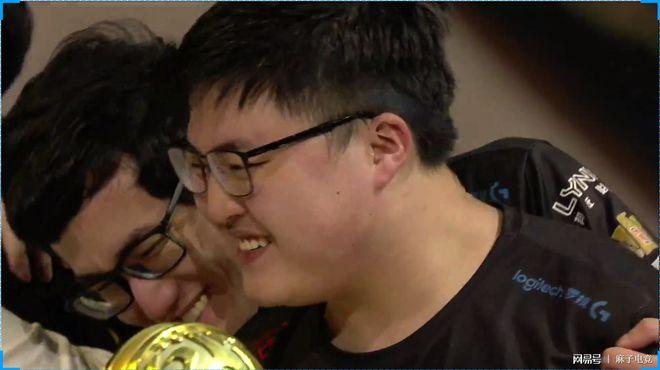 RNG对战KZ,精彩赛事回顾,UZI个人秀闪耀全场!