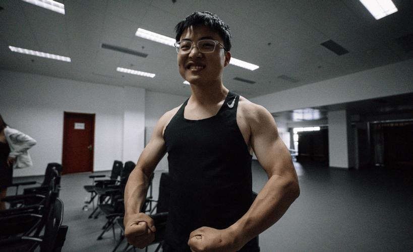 Uzi什么意思?电竞选手简自豪还是冲锋枪?