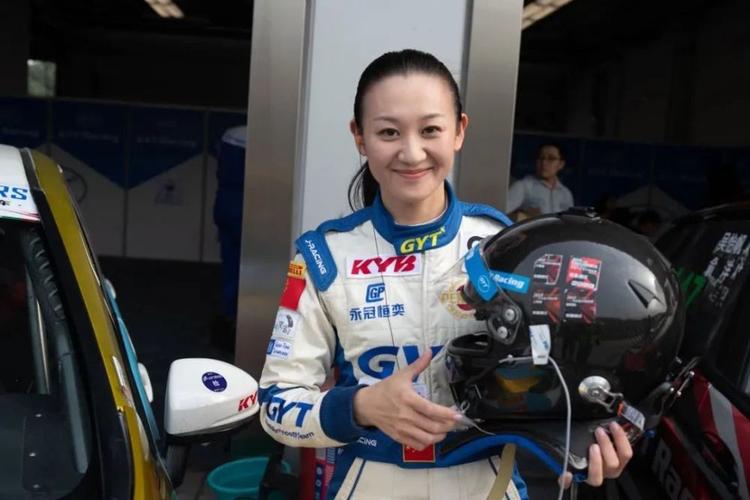 速度与美貌并存：美女卡丁车手巅峰对决