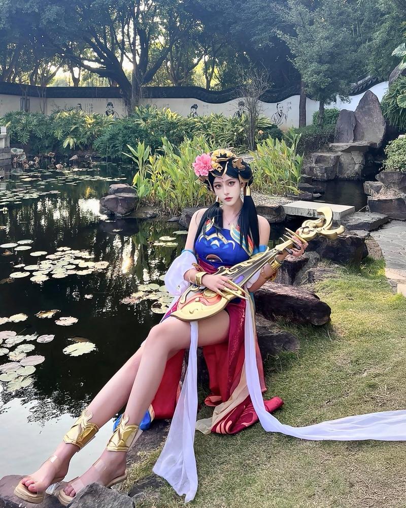 辣妹COS疯狂杨过游戏：解锁隐藏剧情，超燃体验！