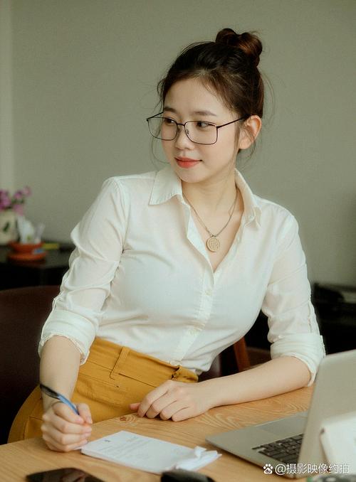 想下载性感办公室图片？这些网站资源超丰富！