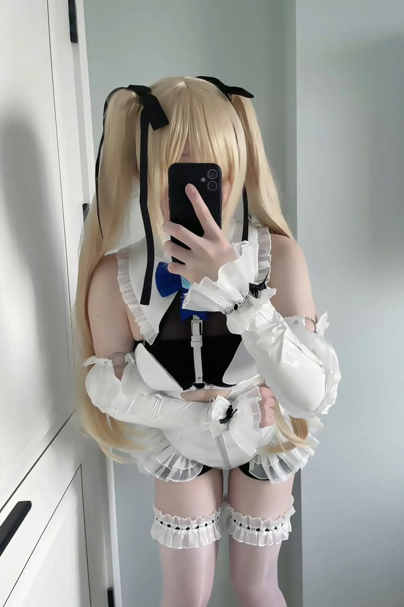 辣妹COS疯狂绅士游戏：性感与游戏碰撞的火花